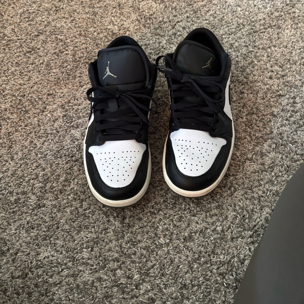 Jordan Boys Black and White Sneakers - Picture 8 of 8